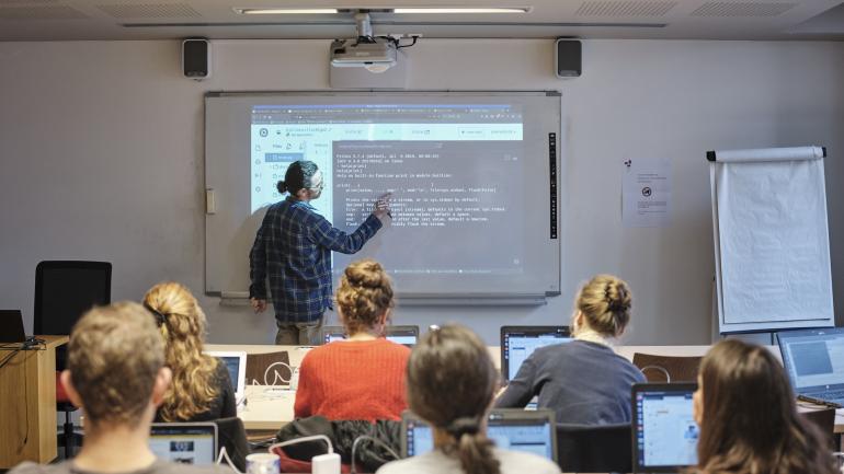Vue de la salle informatique lors d'un cours de programmation