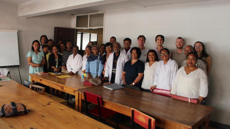 Image décorative : les participants du chantier-école, au grand complet