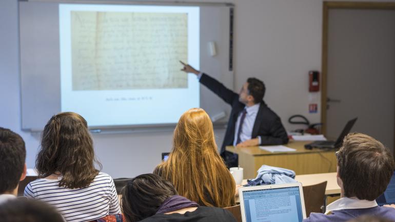 Image décorative : cours donné par Olivier Poncet, professeur d’Archivistique, diplomatique et histoire des institutions de l’époque moderne © ENC - cl. Myr Muratet