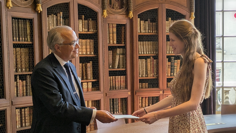 Image décorative : Gilles Etrillard, président de la Fondation, remet le « Prix Fondation Etrillard » à Éléonore Quirouard-Frileuse, archiviste paléographe (prom. 2025), le 25 juin 2025 © Fondation de l’École nationale des chartes - PSL