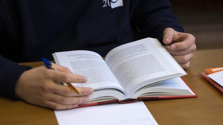 Élève à la bibliothèque © Enc - cl. Didier Plowy