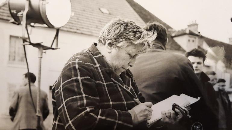 Image décorative : la scripte Jeanne Witta sur le tournage du film Le Perroquet du fils Hoquet (TV) de Pierre Prévert, 1963, photographie s. n., BnF/ASP 4°COL325/129