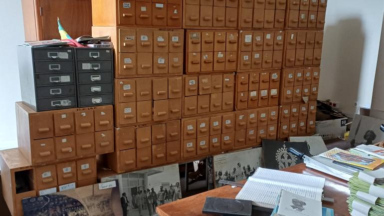 Image décorative : archives de l'EHA, un meuble de conservation des fonds photographiques (1970 à 1980)