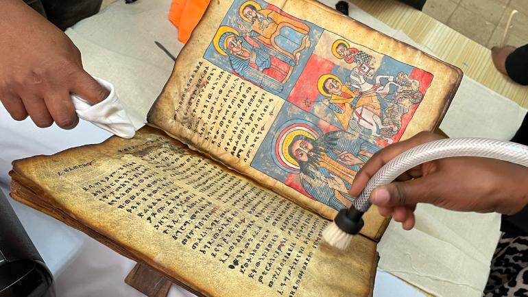 Image décorative : dépoussiérage de manuscrits éthiopiens par aspiration © Coralie Barbe